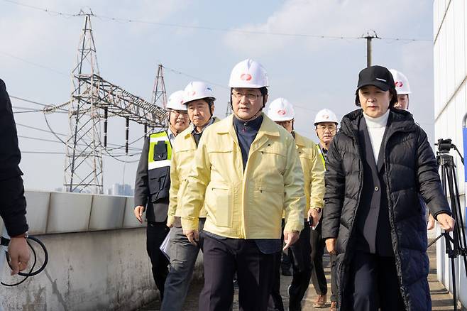 김성환 기후에너지환경부 장관이 지난해 11월22일 경기 하남시 소재 동서울 변전소를 방문해 전력설비 옥내화 건설현장 등을 점검하고 있다. 기후에너지환경부 제공