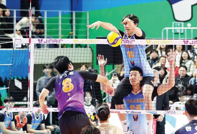 25일 강원 춘천 호반체육관에서 열린 2025-2026시즌 V리그 올스타전에서 K-스타 신영석(한국전력)의 어깨 위에 올라탄 김진영(현대캐피탈)이 V-스타의 공격을 블로킹하고 있다. 신영석은 3회 연속으로 남자부 세리머니상을 받았다. 연합뉴스