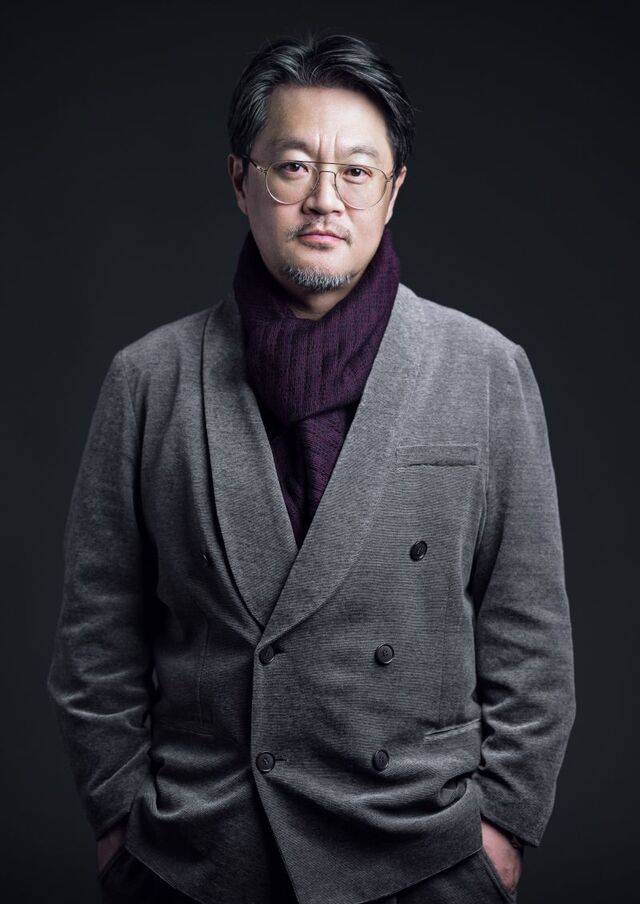 디즈니+ 시리즈 ‘메이드 인 코리아’ 연출한 우민호 감독. 1970년대 한국 사회의 권력과 욕망을 파고들어온 우민호 감독이 영화 ‘내부자들’ ‘마약왕’ ‘남산의 부장들’에 이어 ‘메이드 인 코리아’로 다시 한 번 그 시대를 소환했다. 월트디즈니 컴퍼니 코리아 제공