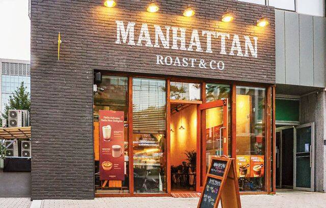 서울 강서구 맨해튼로스트앤코 매장 전경. 맨해튼로스트앤코는 ‘보리화원두’를 활용한 카페인 0% 커피를 선보이고 있다. 맨해튼로스트앤코 제공