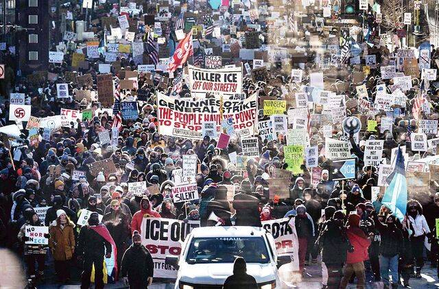 같은 날 미니애폴리스 시내에서 시위대가 이민세관단속국(ICE)을 규탄하는 현수막과 팻말을 들고 행진하는 모습. AFP연합뉴스