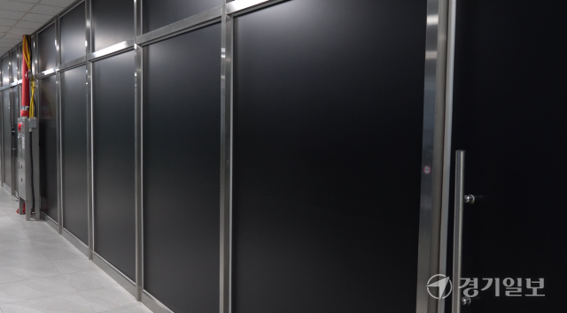 인천 중구 항동 수산물종합센터 3층 복도에 위치한 한 사무실 앞. 다른 공실들과 달리 유리창 전체가 검은색 필름(시트지)로 도배되어 있었다. 윤준호기자