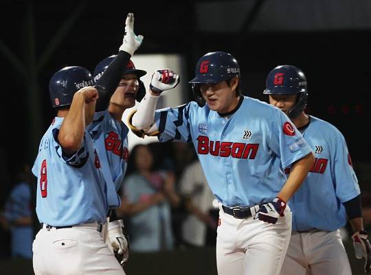 나승엽(가운데)