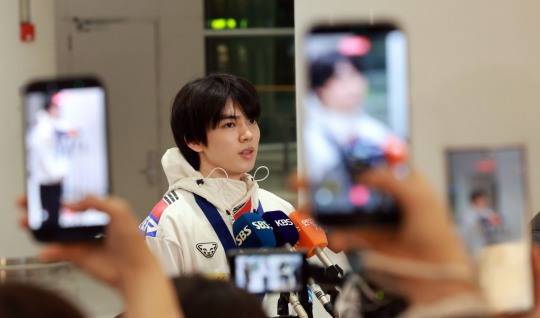 취재진 질문에 답하는 차준환. 사진[연합뉴스]