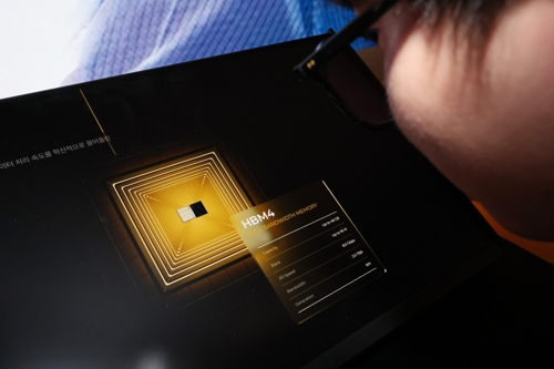 SK하이닉스가 공개한 HBM4. [연합뉴스]