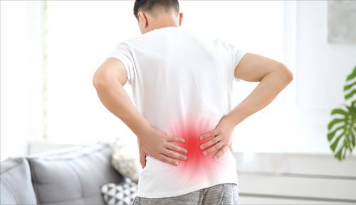 허리디스크가 심할 경우 다리 힘이 풀리는 마비 증상이 나타난다. 배뇨·배변 장애가 동반되면 신경 손상이 진행 중일 가능성이 있다. (게티이미지뱅크 제공)