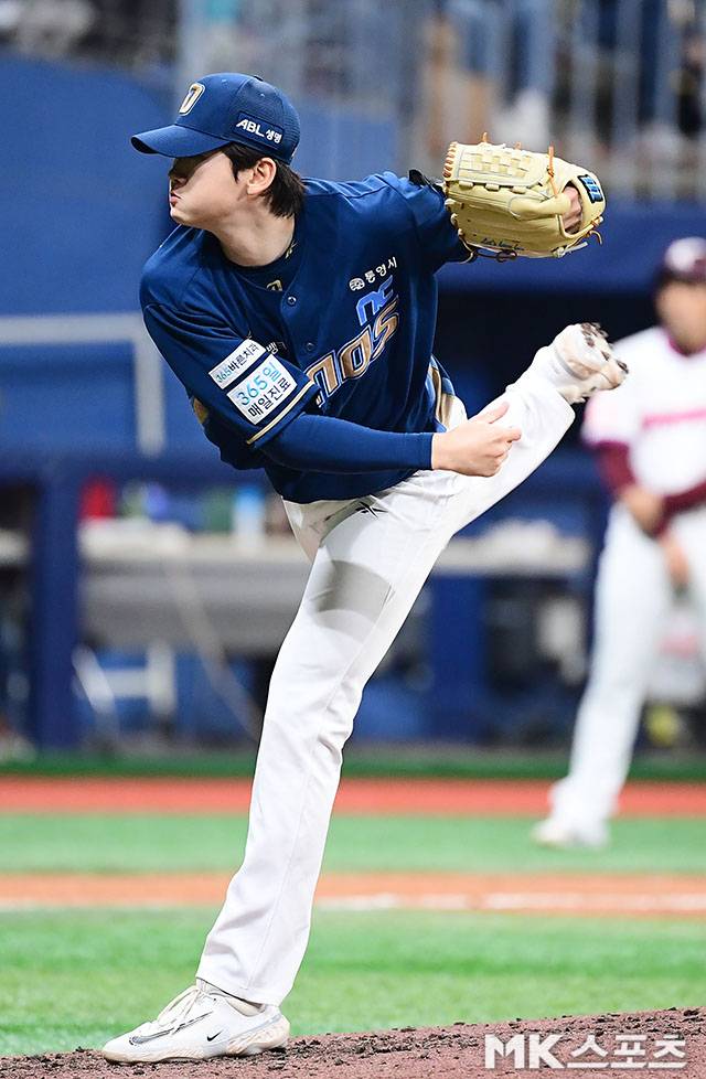 2025년 4월 6일 오후 서울 고척스카이돔에서 ‘2025 신한 SOL뱅크 KBO 리그’ NC 다이노스와 키움 히어로즈 경기가 열렸다. 6회말 2사에 등판한 NC 전사민이 역투하고 있다. 사진=김영구 기자