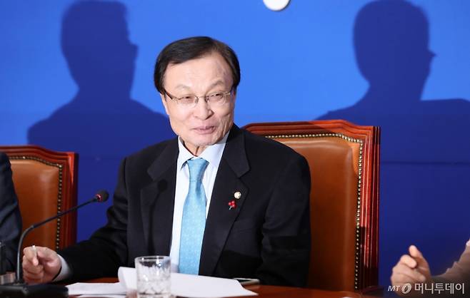 이해찬 더불어민주당대표가 13일 오전 서울 국회에서 진행된 신년 기자회견에서 질의응답을 하고 있다.