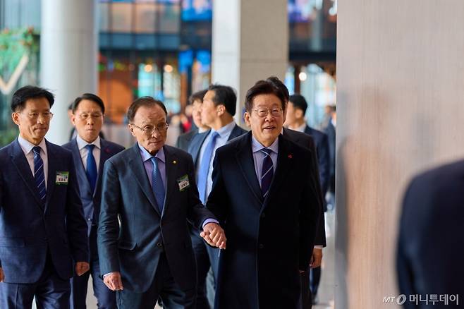 (서울=뉴스1) 이재명 기자 = 이재명 대통령과 이해찬 민주평화통일자문회의 수석부의장이 2일 경기 고양시 킨텍스에서 열린 제22기 민주평화통일자문회의 출범회의에 참석하고 있다.?(대통령실 제공. 재판매 및 DB 금지)  2025.12.2/뉴스1  Copyright (C) 뉴스1. All rights reserved. 무단 전재 및 재배포,  AI학습 이용 금지. /사진=(서울=뉴스1) 이재명 기자