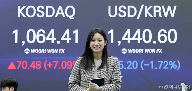 (서울=뉴스1) 박지혜 기자 = 코스닥 지수가 장중 7% 넘게 급등하며 닷컴버블 이후 사상 최고치를 돌파한 26일 오후 서울 중구 우리은행 딜링룸 전광판에 코스닥, 달러 원 환율 종가가 나오고 있다.  이날 코스닥 지수는 7% 넘게 오르면서 4년 만에 1000포인트를 돌파했다.  2026.1.26/뉴스1  Copyright (C) 뉴스1. All rights reserved. 무단 전재 및 재배포,  AI학습 이용 금지. /사진=(서울=뉴스1) 박지혜 기자