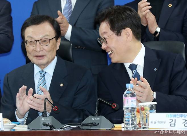 이재명 경기도지사가 8일 오후 서울 여의도 국회 의원회관에서 열린 경기도 예산정책협의회에서 더불어민주당 이해찬 대표를 바라보고 있다.