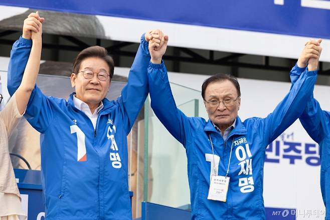 (세종=뉴스1) 이재명 기자 = 이재명 더불어민주당 대통령 후보가 31일 세종시 나성동 나무그늘광장에서 열린 유세에서 이해찬 고문과 손을 들어올리고 있다. 2025.5.31/뉴스1  Copyright (C) 뉴스1. All rights reserved. 무단 전재 및 재배포,  AI학습 이용 금지. /사진=(세종=뉴스1) 이재명 기자