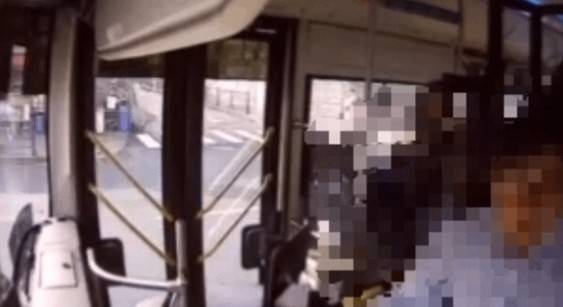 지난 16일 서대문역 인근에서 발생한 버스 돌진 사고 당시 블랙박스 영상. 운전기사 A씨가 수차례 페달이 있는 운전석 아래를 쳐다보는 모습이 담겼다. /영상=문성호 서울시의원실 제공.