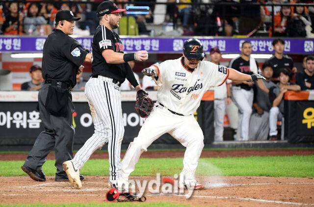 2025년 9월 26일 오후 대전 한화생명 볼파크에서 열린 '2025 신한 SOL뱅크 KBO 리그' LG 트윈스와 한화 이글스의 경기. 한화 3루 주자 노시환이 7회말 1사 2.3루서 한화 하주석의 투수 앞 땅볼 때 런다운에 걸렸지만 LG 포수 박동원의 빈 글러브 태그 때 홈을 밟고 있다./마이데일리