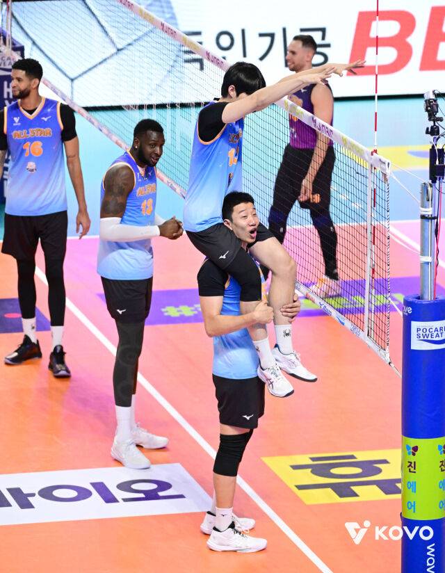 초대형 블로킹을 만든 신영석과 김진영./KOVO