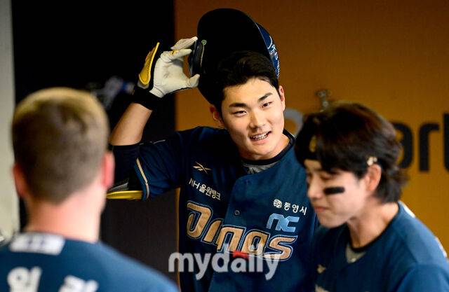 2025년 5월 13일 오후 인천 SSG랜더스필드에 진행된 '2025 신한 SOL뱅크 KBO 리그' NC 다이노스와 SSG 랜더스의 경기. NC 김주원이 1회초 1사 후 솔로 홈런을 친 뒤 환하게 웃고 있다./마이데일리