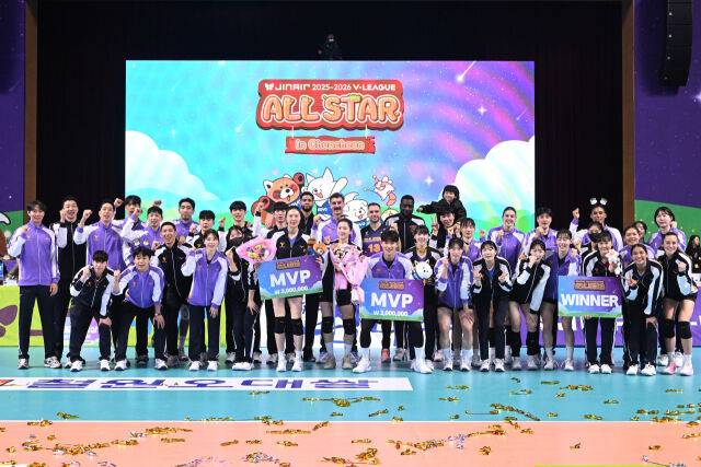 2025~2026 올스타전에 참가한 선수들이 파이팅을 외치며 기념촬영을 하고 있다. / 한국배구연맹(KOVO)