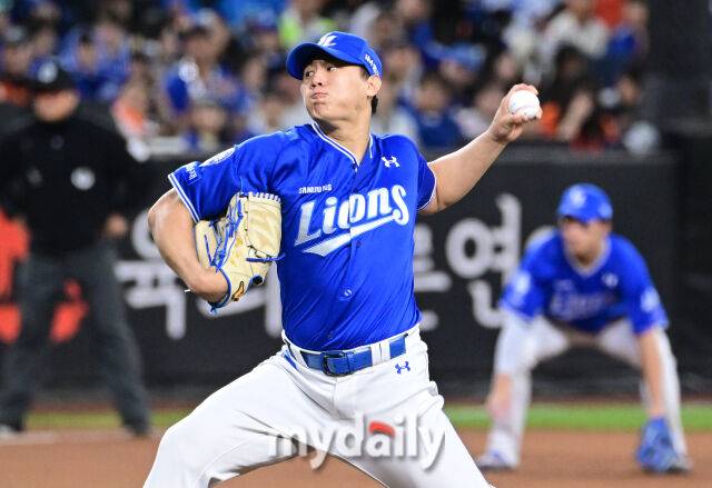 2025년 10월 24일 오후 대전한화생명볼파크에서 열린 '2025 신한 SOL BANK KBO 포스트 시즌' 삼성 라이온즈와 한화 이글스의 플레이오프(PO) 5차전 경기. 삼성 배찬승이 6회말 구원등판해 역투하고 있다./마이데일리