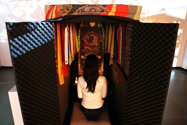 한 사용자가 AI 신당에서 올해 운세에 대해 질문하고 있다. [KAIST 제공]