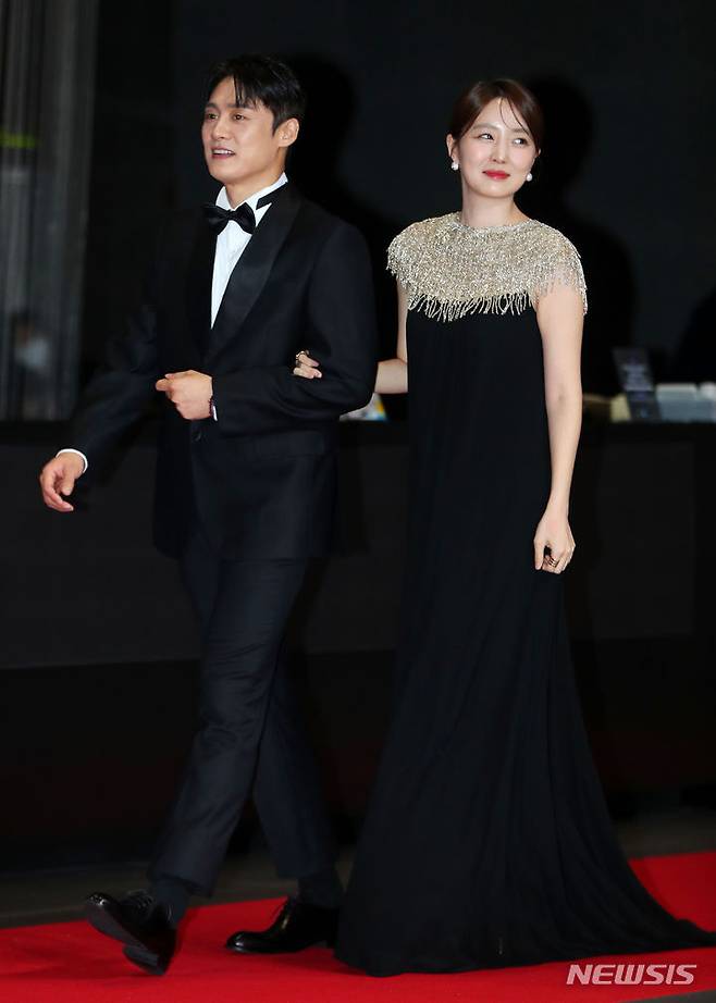 [서울=뉴시스] 김혜진 기자 = 방송인 오상진, 김소영이 30일 오후 서울 마포구 상암동 프리즘타워에서 열린 2023 SBS 연예대상 시상식에서 레드카펫을 밟고 있다. 2023.12.30. jini@newsis.com