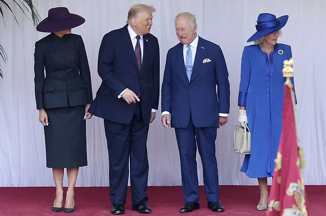[윈저=AP/뉴시스]도널드 트럼프 미국 대통령과 영국의 찰스 3세 국왕이 멜라니아 트럼프 영부인(왼쪽), 카밀라 왕비와 함께 지난 17일 영국 윈저에 있는 윈저성에서 열린 환영식에 참석한 모습.