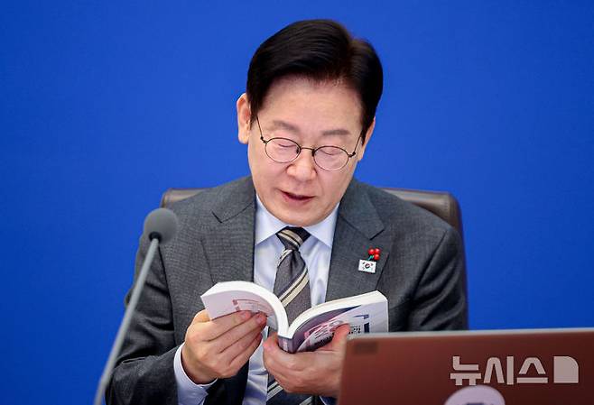[서울=뉴시스] 고범준 기자 = 이재명 대통령이 20일 청와대에서 열린 국무회의에서 정책 자료집을 살펴보고 있다. 2026.01.20. bjko@newsis.com