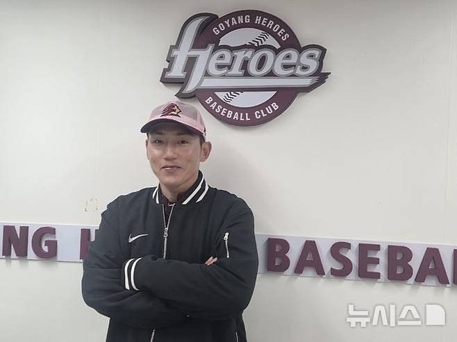 [고양=뉴시스] 김희준 기자 = 서건창이 26일 경기 고양 국가대표 야구훈련장에서 인터뷰를 가진 뒤 포즈를 취하고 있다. 2026.01.26jinxijun@newsis.com