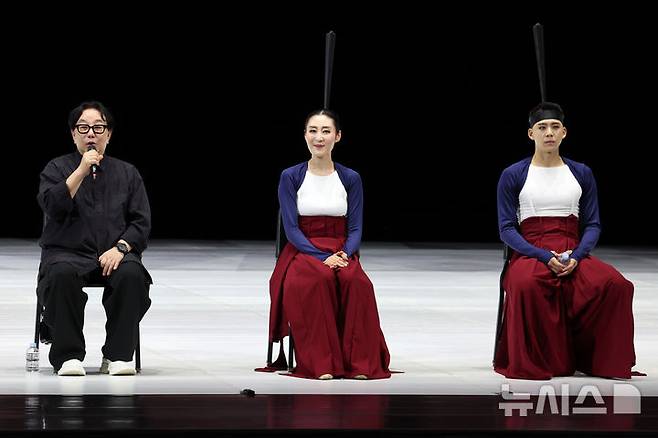 [서울=뉴시스] 박진희 기자 = 서울시무용단 '일무(佾舞)' 연출 정구호(왼쪽부터), 무용수 김경애, 최태헌이 21일 서울 종로구 세종문화회관에서 서울시무용단 '일무' 시연을 마치고 기자간담회를 하고 있다. 이번 공연은 국가무형문화제이자 유네스코 유네스코 세계인류무형문화유산인 '종묘제례악'의 의식무인 일무를 현대적 감각으로 재해석한 작품이다. 2025.08.21. pak7130@newsis.com
