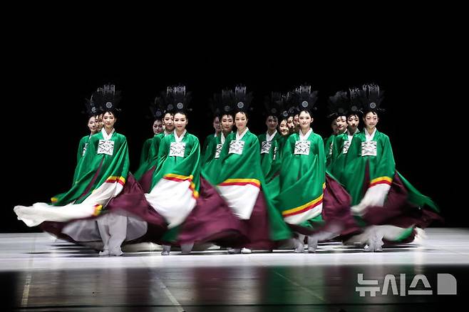 [서울=뉴시스] 박진희 기자 = 서울시무용단 '일무(佾舞)' 언론공개회가 열린 21일 서울 종로구 세종문화회관에서 무용수들이 시연하고 있다. 이번 공연은 국가무형문화제이자 유네스코 유네스코 세계인류무형문화유산인 '종묘제례악'의 의식무인 일무를 현대적 감각으로 재해석한 작품이다. '종묘제례악'은 조선시대 왕과 왕후의 신주를 모시는 '종묘'에서 거행되는 제례의식에 사용되는 기악과 노래, 춤을 말한다. 그 중에 제례무를 일컬어 '일무'라 하는데 하나로 열을 맞추어 춤을 춘다는 뜻이다. 2025.08.21. pak7130@newsis.com