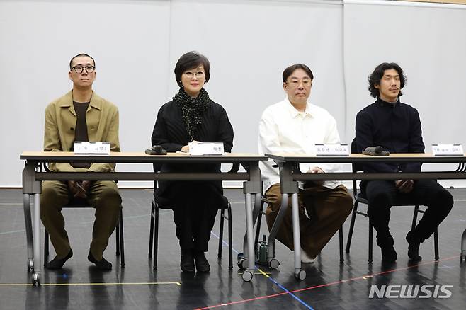 [서울=뉴시스] 박진희 기자 = 서울시립무용단 '일무' 안무가 김성훈(왼쪽부터), 정혜진 무용단장, 연출 정구호, 안무/음악 김재덕이 25일 서울 종로구 세종문화회관 무용단 연습실에서 '일무' 공연 기자간담회를 하고 있다. 2023.04.25. pak7130@newsis.com
