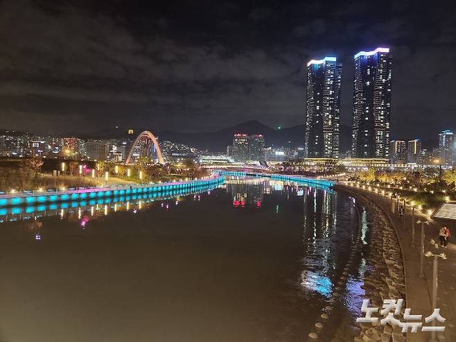 북항 친수공원 야경. 박상희 기자