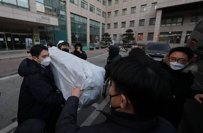 북한의 한국 무인기 침투 주장에 대한 진상을 규명하는 '군경합동조사 TF'가 지난 21일 민간인 피의자 3명의 주거지 및 사무실 등에 대한 압수수색에 나선 가운데 이날 피의자 장모씨와 오모씨가 다니던 서울의 한 대학교 공대 건물에서 경찰 관계자들이 압수품을 옮기는 모습. 연합뉴스