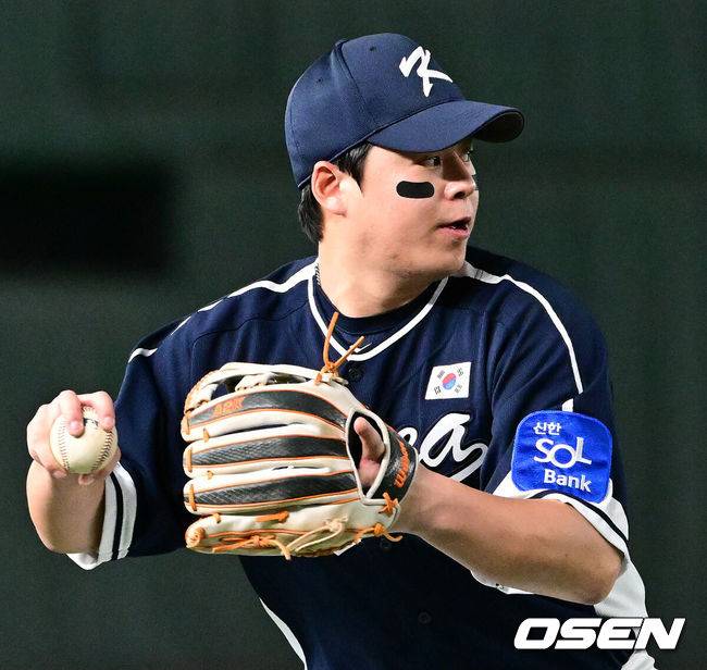 [OSEN=도쿄(일본), 조은정 기자]15일 일본 도쿄돔에서 ‘2025 NAVER K-BASEBALL SERIES’ 대한민국과 일본의 1차전 경기가 열렸다.한국은 곽빈, 일본은 소타니 류헤이를 선발투수로 내세웠다.3회말 무사 1루에서 대한민국 노시환이 사카모토의 3루땅볼을 처리하고 있다. 2025.11.15. /cej@osen.co.kr