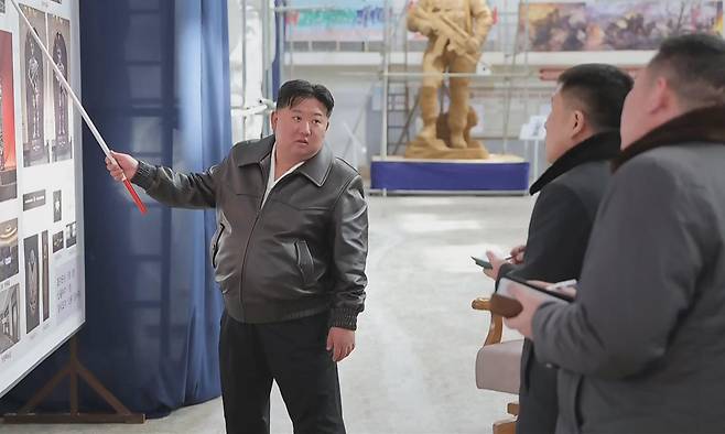 북한 조선중앙TV는 김정은 국무위원장이 지난 25일 만수대창작사를 방문해 러시아·우크라이나 전쟁 파병군 추모 시설인 '해외군사작전 전투위훈기념관'에 설치할 조각상 사업을 현지 지도했다고 26일 보도했다. 조선중앙TV 캡처
