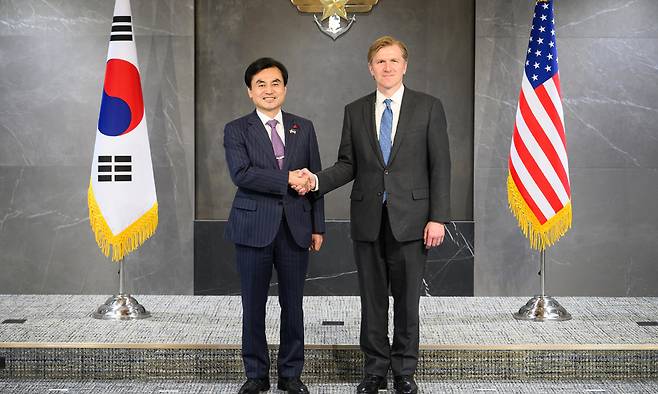 안규백 국방부 장관이 26일 서울 용산구 국방부를 방문한 엘브리지 콜비 미 전쟁부 정책차관을 만나 악수를 나누고 있다. 국방부 제공