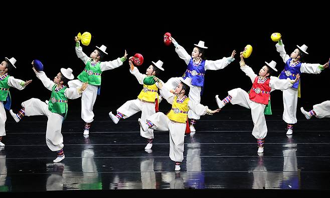 리틀엔젤스예술단은 2월 2일부터 18일까지 초등학교 1∼6학년을 대상으로 ‘2026 오디션’을 개최한다. 사진은 리틀엔젤스예술단의 ‘설날아침’ 공연 모습. 리틀엔젤스예술단 제공