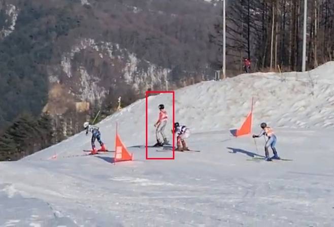 상체 세워 속도 늦춰 - 1위로 달리던 상현(왼쪽 두 번째)이 뒤를 돌아본 직후 내리막 구간에서 몸을 일으켜 속도를 늦추는 모습. 이때 같은 강습소 후배 둘이 상현을 추월하면서 결국 1위와 2위를 차지했다. 민수 아버지 제공