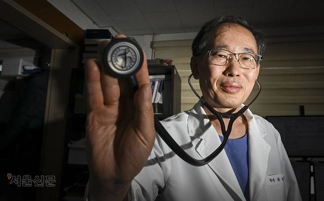 최명석 신안대우병원 원장이 지난 16일 전남 신안군 비금도에 있는 병원에서 청진기를 든 채 포즈를 취하고 있다. 최 원장은 2008년 병원을 인수한 뒤 18년간 섬을 지키며 6300여명의 주민을 돌보고 있다. 그는 “의료는 수익성이 아닌 생존의 문제로 바라봐야 한다”며 의료 취약지에 대한 정부 차원의 거점 병원 지정이 필요하다고 강조했다. 신안 이지훈 기자