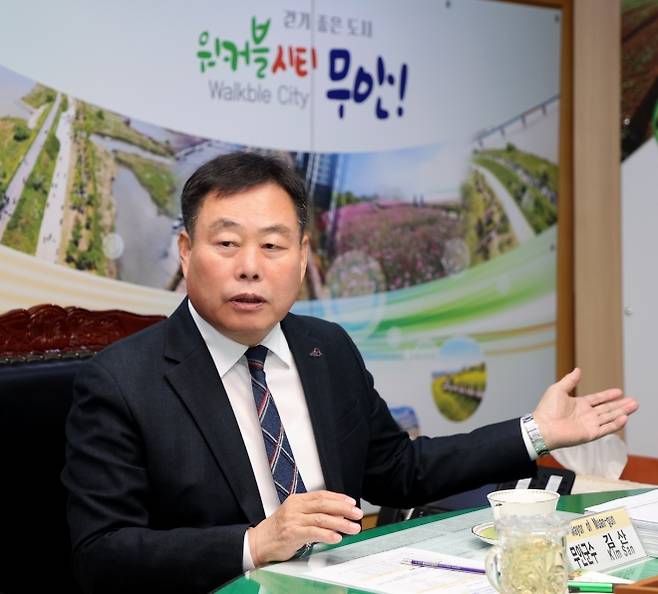 김산 무안군수가 지난 23일 군청 집무실에서 가진 서울신문과의 인터뷰에서 무안군의 중장기 발전 방향을 설명하고 있다. 무안군 제공