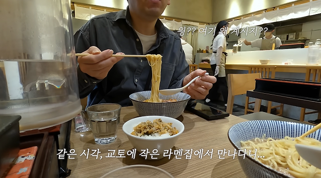 지난해 4월 초쯤 일본 교토의 한 아담한 라멘집에서 이재용 삼성전자 회장으로 추정되는 남성이 혼자 식사를 하고 있는 모습이 포착된 사실이 뒤늦게 알려지며 온라인상에서 화제다. 유튜브 채널 ‘포그민’ 캡처