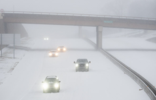 24일(현지시간) 미국 아칸소주 리틀 록의 630번 주간 고속도로에서 자동차들이 폭설 속에 달리고 있다. 연합뉴스