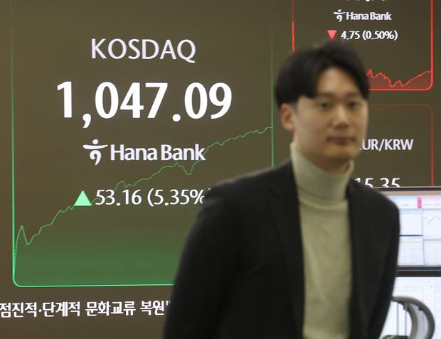 코스닥 급등에 매수 사이드카가 발동된 26일 서울 중구 하나은행 딜링룸 현황판에 코스닥 지수 등이 표시되고 있다. 연합뉴스