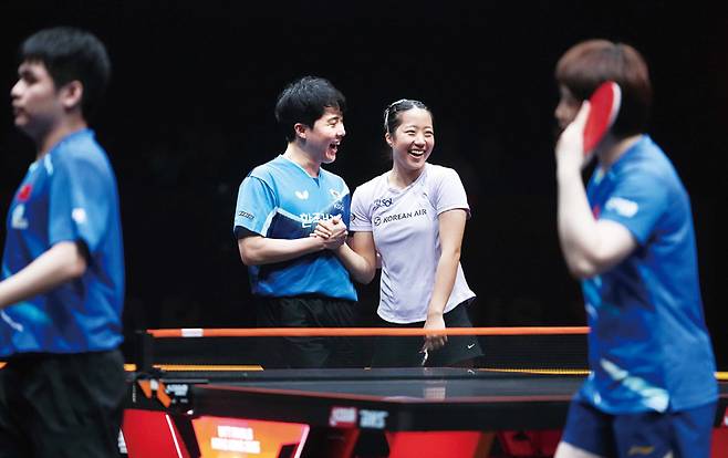 임종훈과 신유빈이 2025년 12월13일(현지시간) 중국 홍콩에서 열린 2025 월드테이블테니스(WTT) 홍콩 파이널스 혼합 복식 준결승에서 린스둥-콰이만 조(중국)를 꺾은 후 활짝 웃고 있다. ⓒ뉴시스