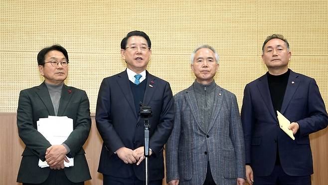 김영록 전남도지사가 25일 광주 김대중컨벤션센터에서 열린 광주·전남 행정통합 특별법 검토 제3차 간담회에서 확정된 광주·전남특별시(가안) 및 청사위치 등에 대한 내용을 발표하고 있다. 왼쪽부터 강기정 광주시장, 김영록 전남지사, 양부남 민주당 광주시당위원장, 김원이 민주당 전남도당위원장 ⓒ전남도