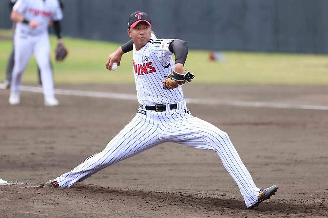 LG 정우영이 2026시즌 연봉 1억 원에 사인했다. 지난 3년 간의 부진을 만회하기 위해 남다른 마음가짐으로 미국 애리조나 스프링캠프행 비행기에 올랐다. 사진제공｜LG 트윈스