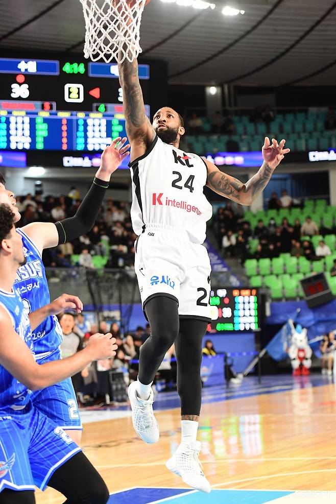 KT 데릭 윌리엄스가 26일 대구체육관에서 열린 가스공사전에서 레이업슛으로 득점하고 있다. 사진제공｜KBL