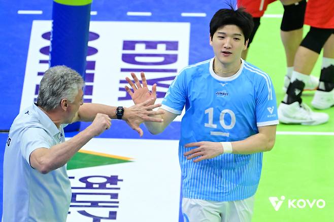 대한항공 정지석(오른쪽)이 헤난 달 조토 대한항공 감독과 20일 한국전력전에서 하이파이브를 하고 있다. KOVO제공