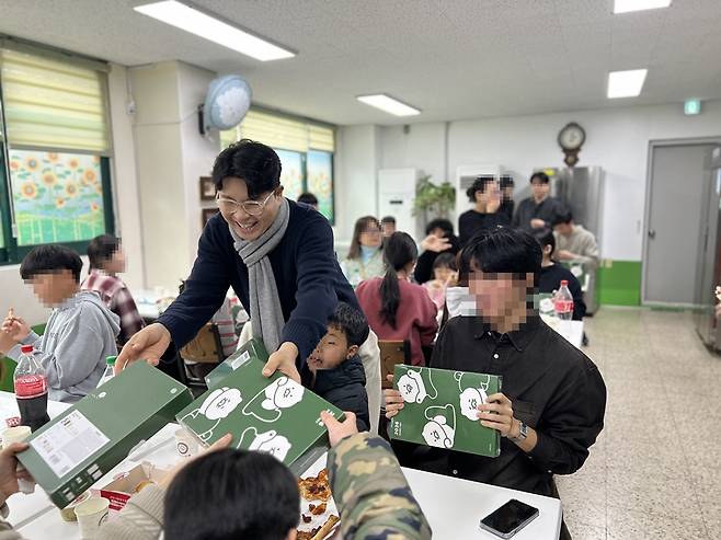 ▲ 애신원을 방문한 박수홍.