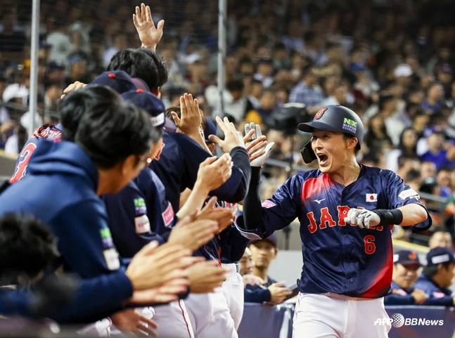 2024년 11월 프리미어12에 나섰던 겐다(오른쪽)가 대만을 상대로 홈런을 친 뒤 더그아웃으로 복귀하는 모습. /AFPBBNews=뉴스1