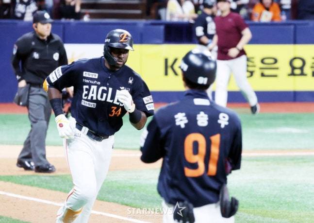 플로리얼이 지난해 5월 고척돔에서 홈런을 친 모습. /사진=강영조 선임기자